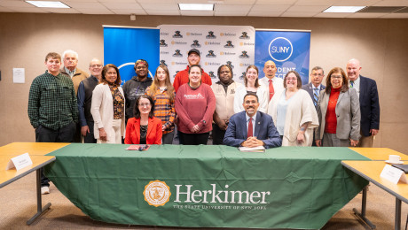 group of students, faculty, and staff with Chancellor King and President Grates Day
